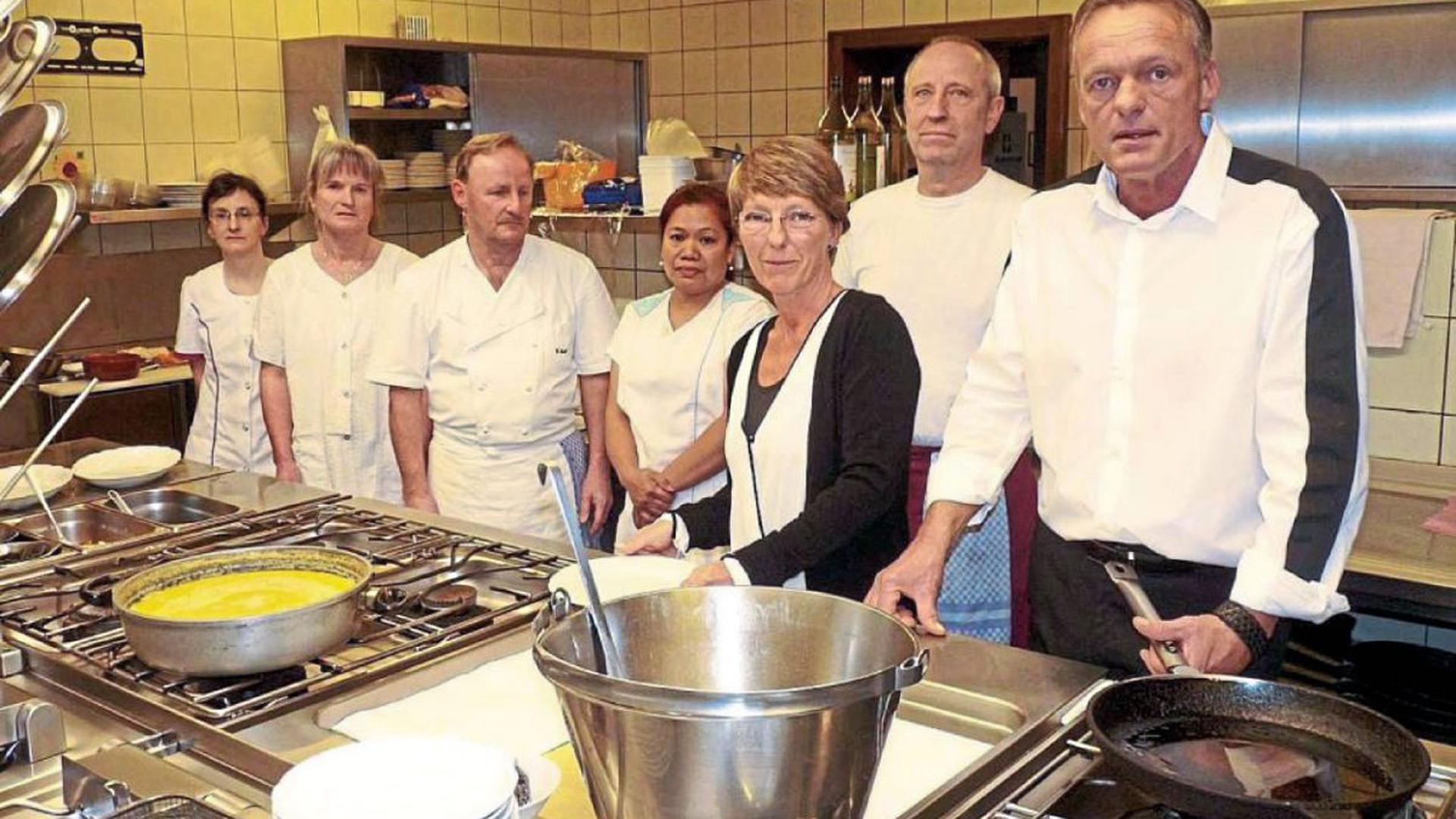 In der Küche des „Restaurants Insel Rott am Rhein“ ist es ruhig geworden. Werner und Cornelia Roth (rechts vorne) treiben starke Sorgen ums Geschäft und die Belegschaft um.
