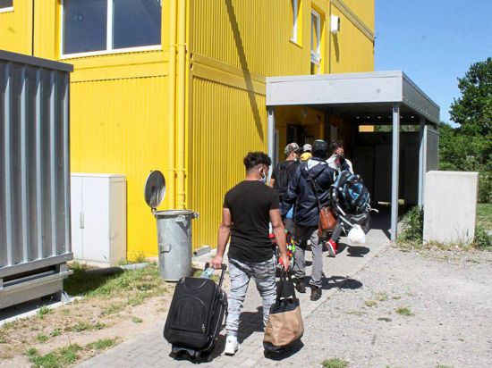 Abstand halten – das galt auch für die Flüchtlinge, die aus Landeserstaufnahmeeinrichtungen (LEA) nun in die Unterkunft „Am Schröcker Tor“ bei Eggenstein-Leopoldshafen umzogen.