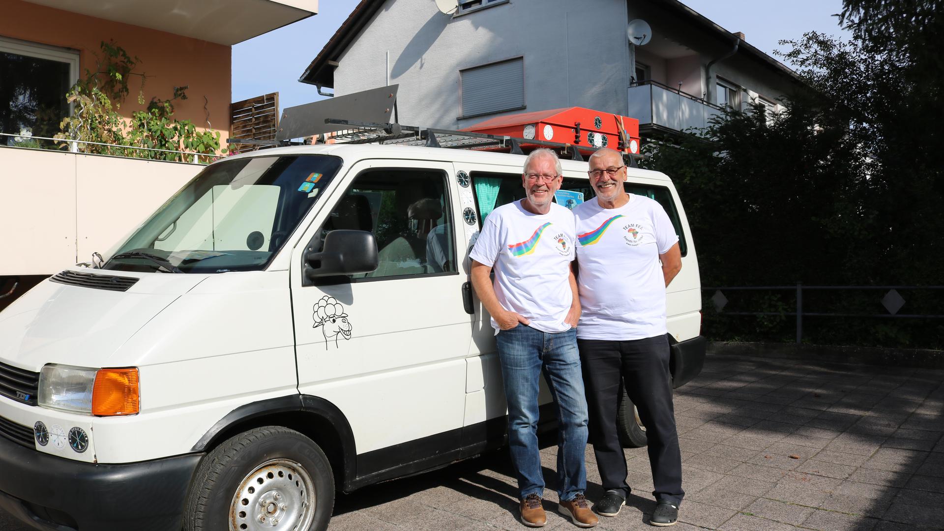 Zwei Männer stehen neben Mini-Van