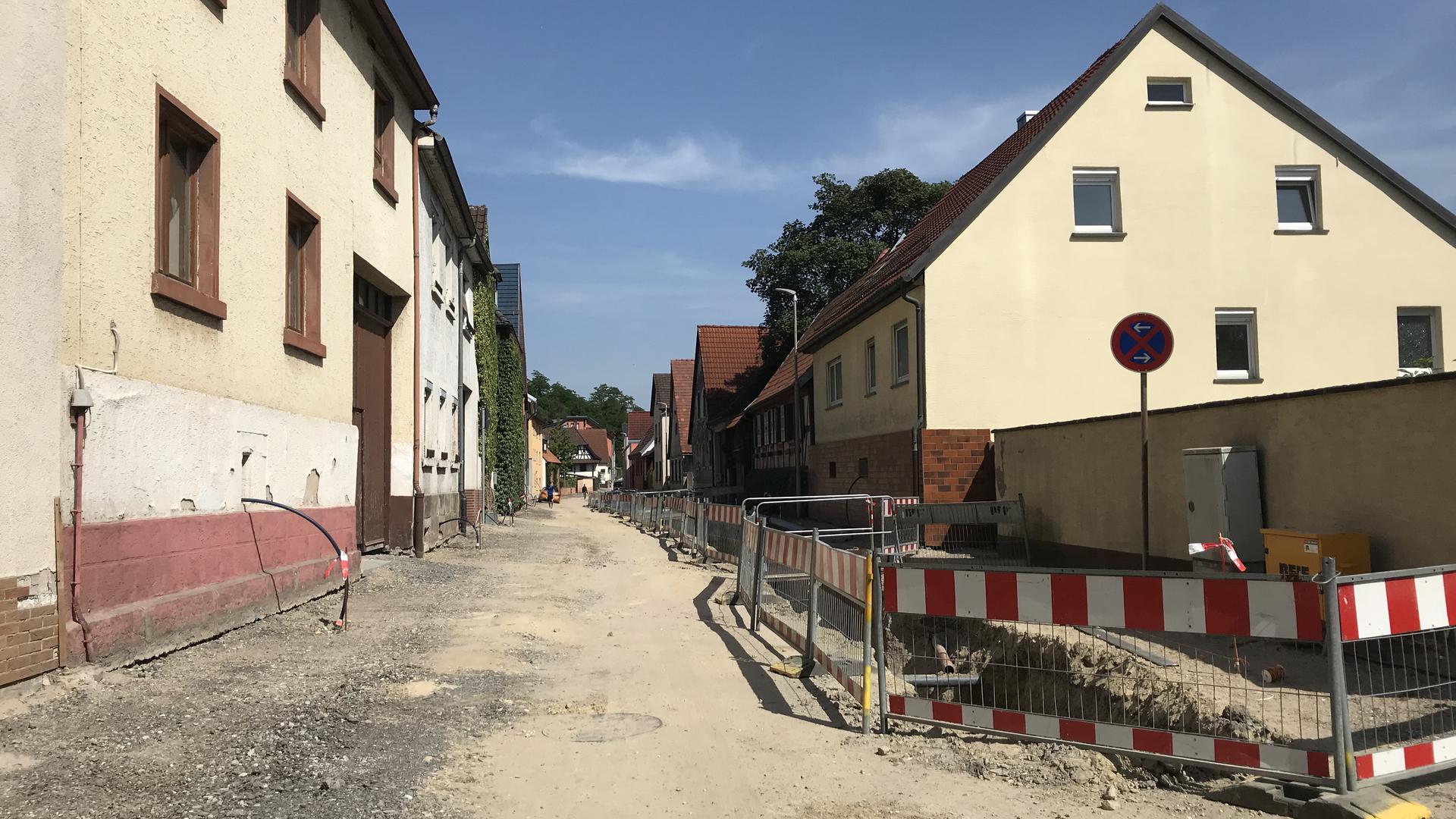 Die Jöhlinger Straße in Weingarten gibt derzeit ein ungewohntes Bild ab: Wo jahrzehntelang ein Auto hinter dem anderen fuhr, dominiert heute die Baustelle.