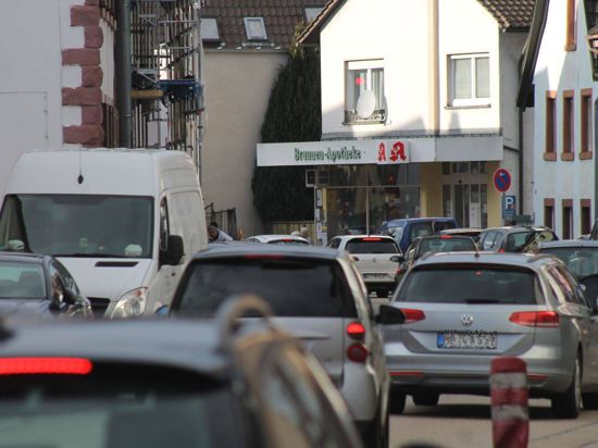 Längst nerviger Verkehrsalltag in Söllingen: Die stark befahrene Hauptstraße und der damit verbundene Lärm lassen die Anwohner leiden. Die Lärmkartierung zeigt auf, wo es besonders laut und damit gesundheitsschädlich zugehen kann.