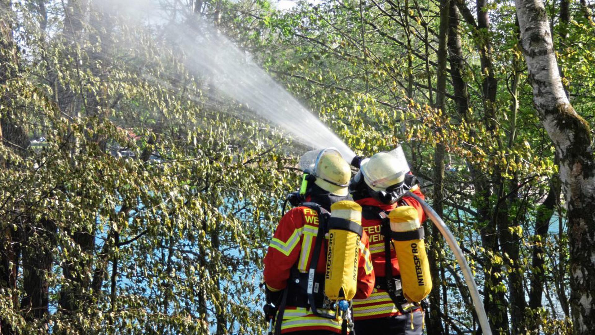 Die Feuerwehr hat am Ostersonntag einen Flächenbrand am Baggersee in Weingarten gelöscht.
