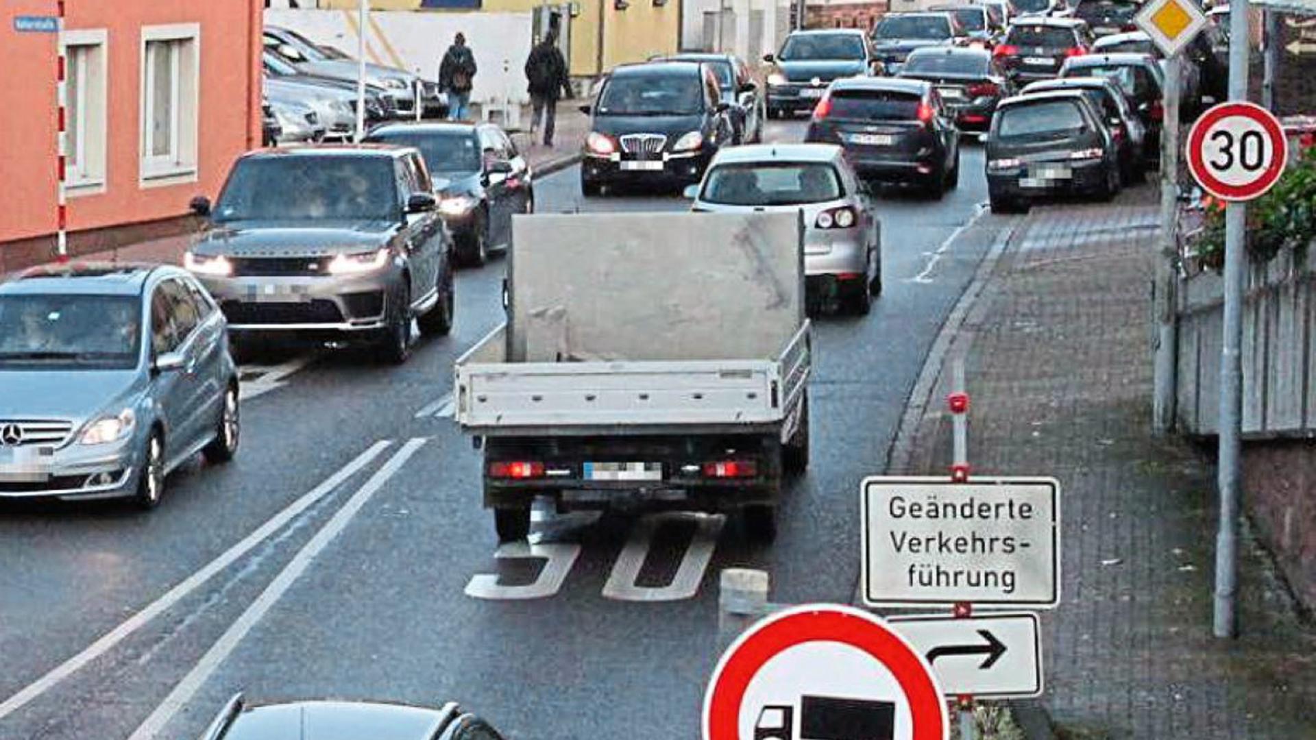 Tempo 30 und keine Lkw: Die B10 in Berghausen ist seit Jahrzehnten massiv vom Verkehr belastet. Die Einschränkungen bringen gefühlt keine Erleichterung.