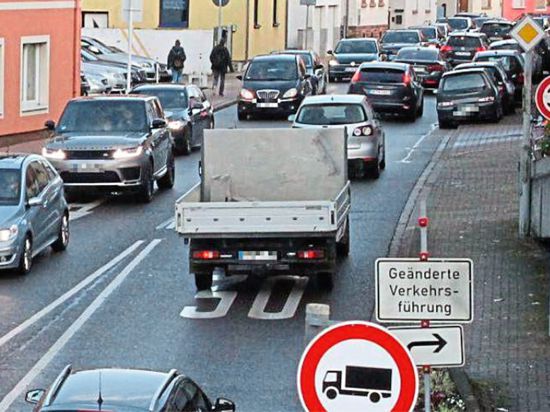 Tempo 30 und keine Lkw: Die B10 in Berghausen ist seit Jahrzehnten massiv vom Verkehr belastet. Die Einschränkungen bringen gefühlt keine Erleichterung.