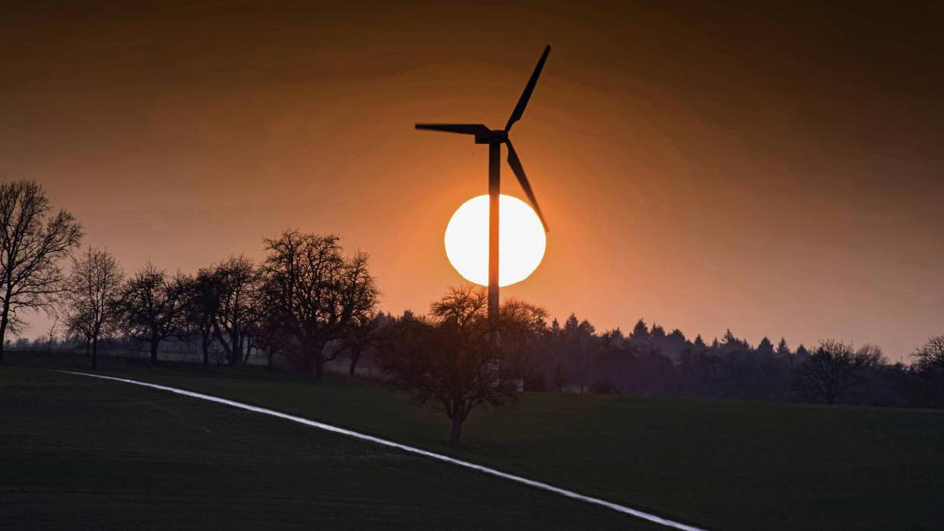 Natürlich Energie - aber im eigenen Umfeld nicht gern gesehen: Geplante Windkraftanlagen sorgen immer wieder für heftige Reaktionen in den betroffenen Gemeinden, jetzt auch in Weingarten und Walzbachtal. Das Foto zeigt die Windmühle auf der Wössinger Steig.