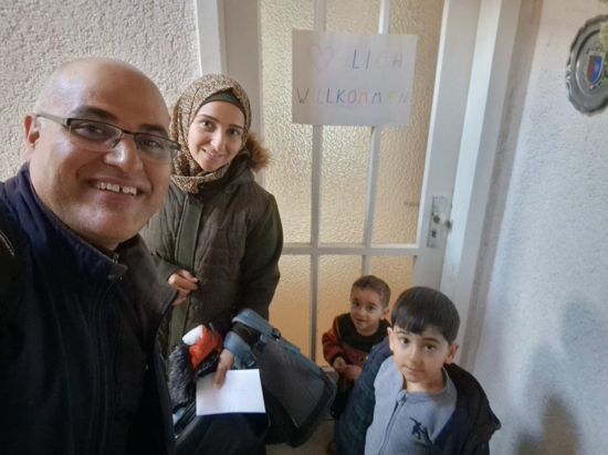 Fadi Tantish wird von seiner Familie vor der Wohnung in Eggenstein-Leopoldshafen begrüßt. 