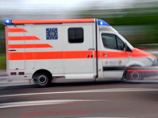Ein Krankenwagen fährt mit Blaulicht durch die Innenstadt.