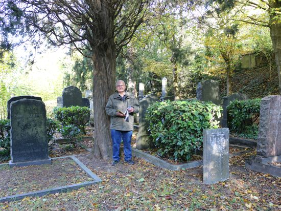 Kennt die Vergangenheit: Klaus Geggus vom Bürger- und Heimatverein führt im Auftrag der Volkshochschule alle paar Jahre Besucher über den Judenfriedhof