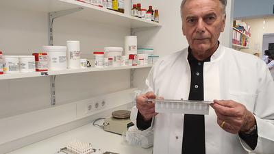 Heinz Hüttner Apotheker aus Weingarten hält eine Form für Medikamente hoch