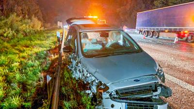 Eine stundenlange Vollsperrung, drei Leichtverletzte und hoher Sachschaden sind die Folgen eines schweren Verkehrsunfall auf der A5 bei Weingarten im Kreis Karlsruhe.