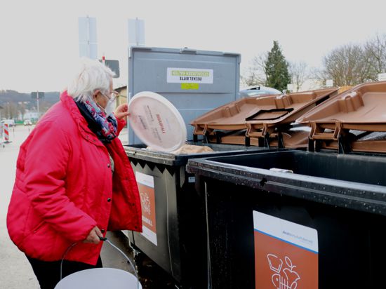Mehr Anlieferungen werden verzeichnet: Gudrun Schulz ist auf den Weingartener Wertstoffhof gekommen, um dort den Biomüll abzugeben. 