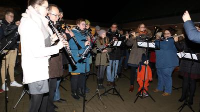 Musikverein Weingarten spielt an Heiligabend auf dem örtlichen Friedhof Weihnachtslieder.