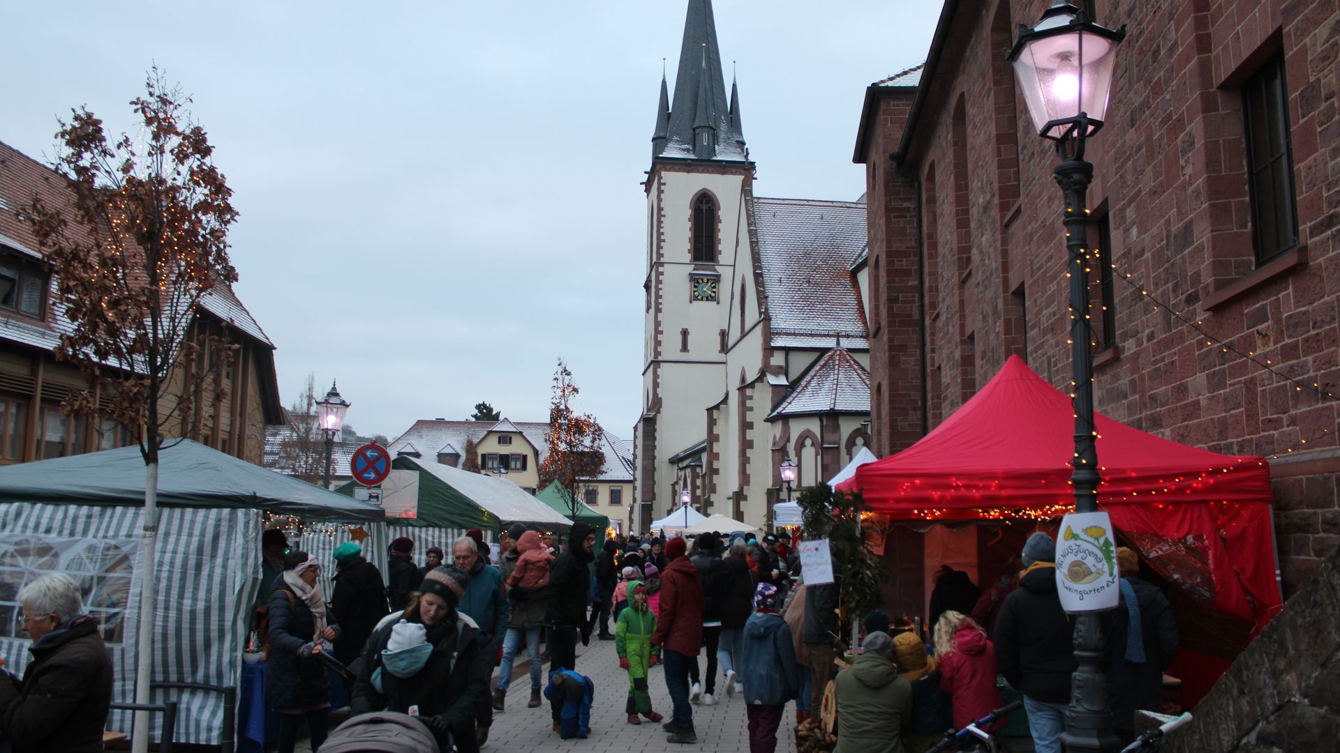 Vor schöner Kulisse schlendern die Besucher über den Weihnachtsmarkt in der Kirchstraße in Weingarten.