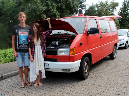 Zum Camper namens „Lola“ umfunktioniert haben Maurice und Lea ein früheres Feuerwehrauto. Sie sind auf dem Rückweg von Südfrankreich nach Berlin.