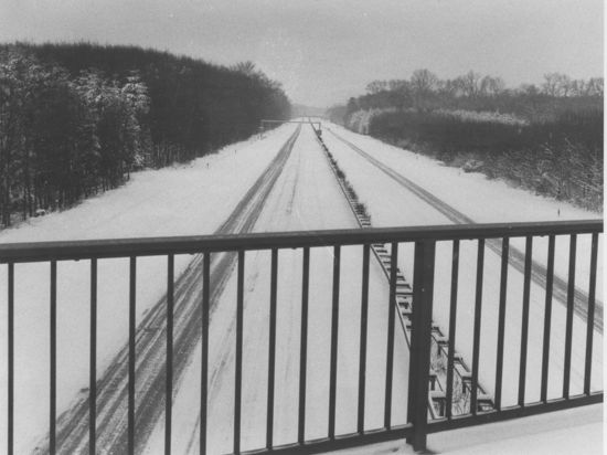 Bitter kalt: Die Autobahn bei Weingarten ist im Jahr 1982 unter Schnee begraben. So ähnlich muss es dort auch im Winter 1962/63 ausgesehen haben – damals lag der Schnee einen halben Meter hoch. 