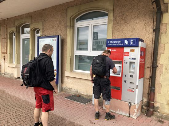 Zwei Männer an Fahrkartenautomat.
