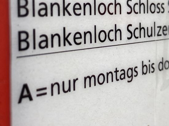 Hinweis „A=nur montags bis donnerstags“ auf einem Busfahrplan des KVV in Weingarten