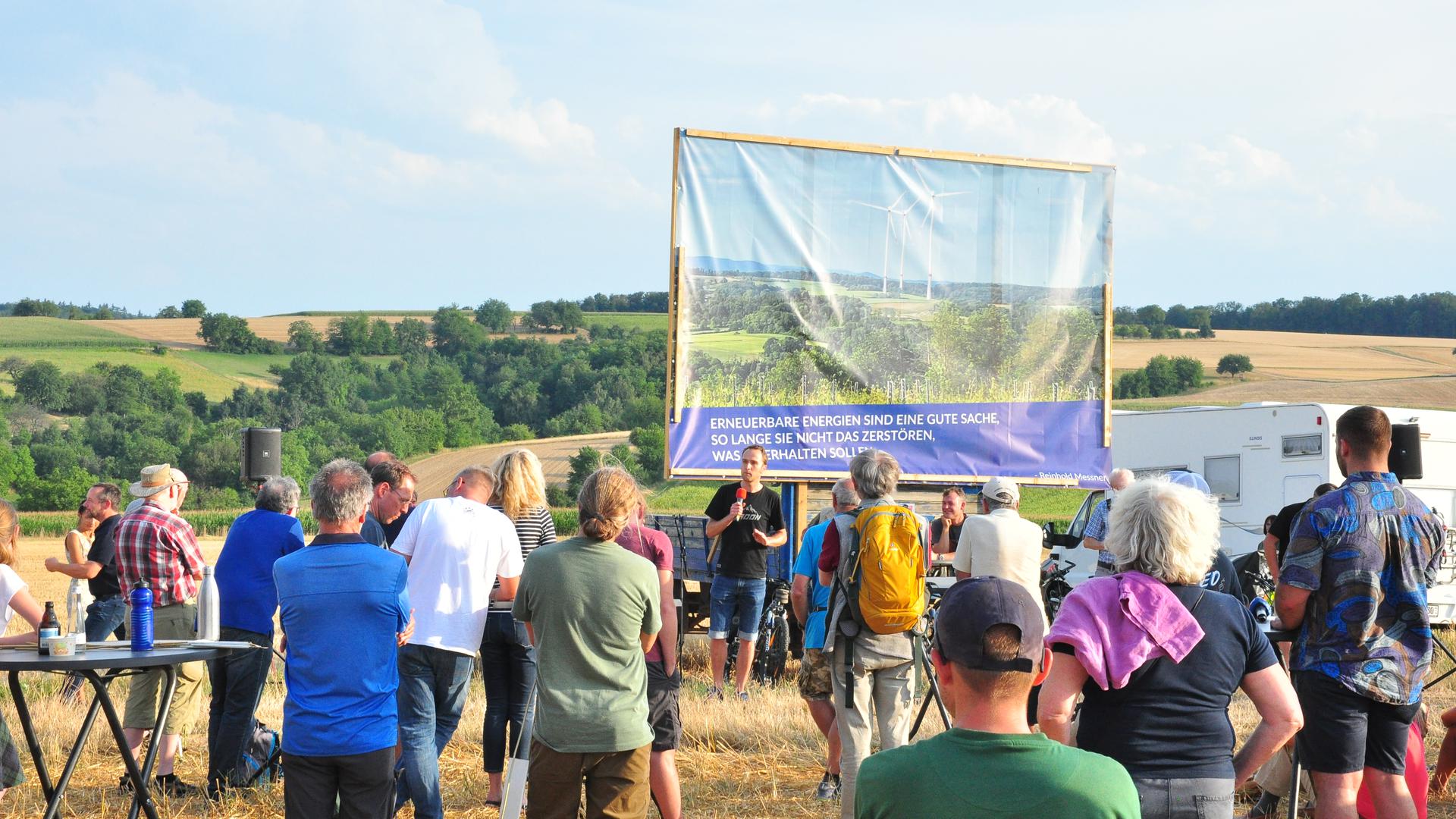 Windkraftgegner und -befürworter tauschen sich auf dem Weingartener Heuberg aus. 