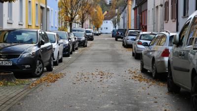 In der Gartenstraße gab es heftige Diskussionen über weggefallene Parkplätze. Mittlerweile sind einige Markierungen angebracht, aber die Gemeinde will sich künftig „verhältnismäßig“ zeigen