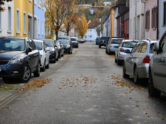 In der Gartenstraße gab es heftige Diskussionen über weggefallene Parkplätze. Mittlerweile sind einige Markierungen angebracht, aber die Gemeinde will sich künftig „verhältnismäßig“ zeigen