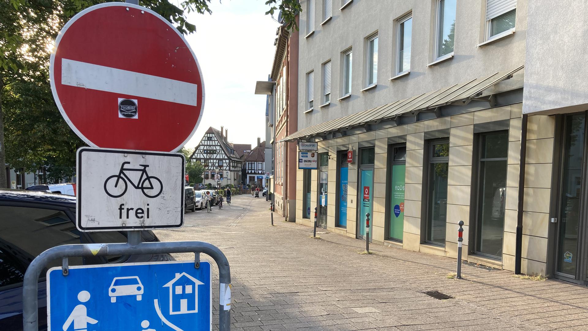 Sonderregel im Verkehr: In die Bahnhofstraße am Marktplatz in Weingarten dürfen Radfahrer von beiden Seiten einfahren. 