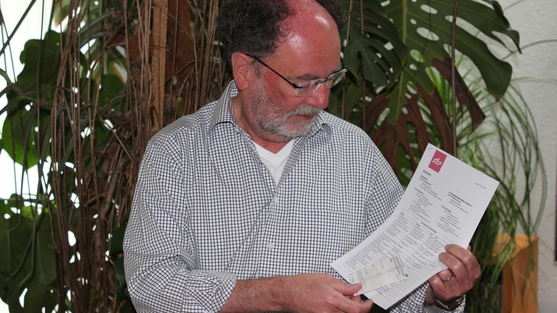 Fritz Liebersbach, Weingartener Ortsseniorenrat, studiert eine Liste der KVV-Verkaufsstellen.
