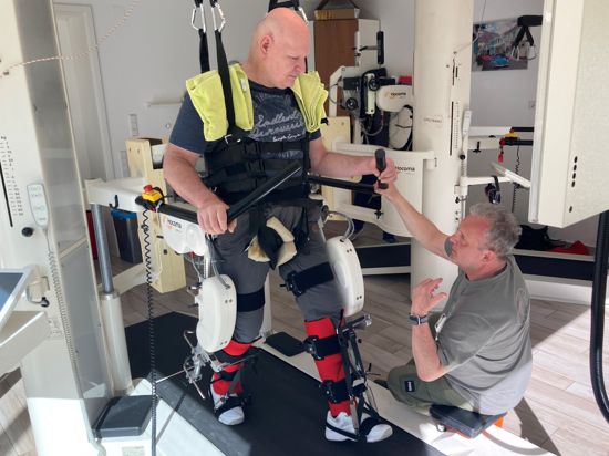 Schlaganfall-Patient Ralf Kutter aus Weingarten lernt im Rehazentrum Pforzheim wieder gehen. Rechts: Trainer Marius Domerecki
