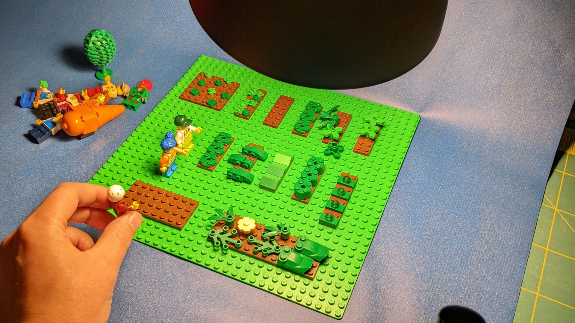 Lego-Elemente auf grüner Platte