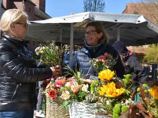 Katja Pfirrmann (v.l) kauft von Annika Schubert (Blumen für alle Fälle)