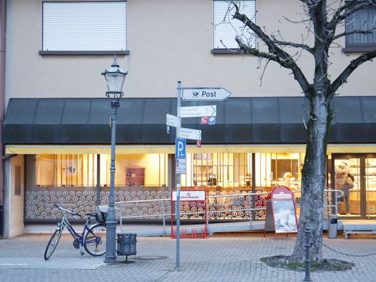 Um 90 Grad gedreht: Dieser Wegweiser hat kurz zuvor noch in die Kanalstraße 27 gezeigt. Jetzt geht der Pfeil Richtung Bahnhofstraße 29 – der neue Standort der Postfiliale in Weingarten.
