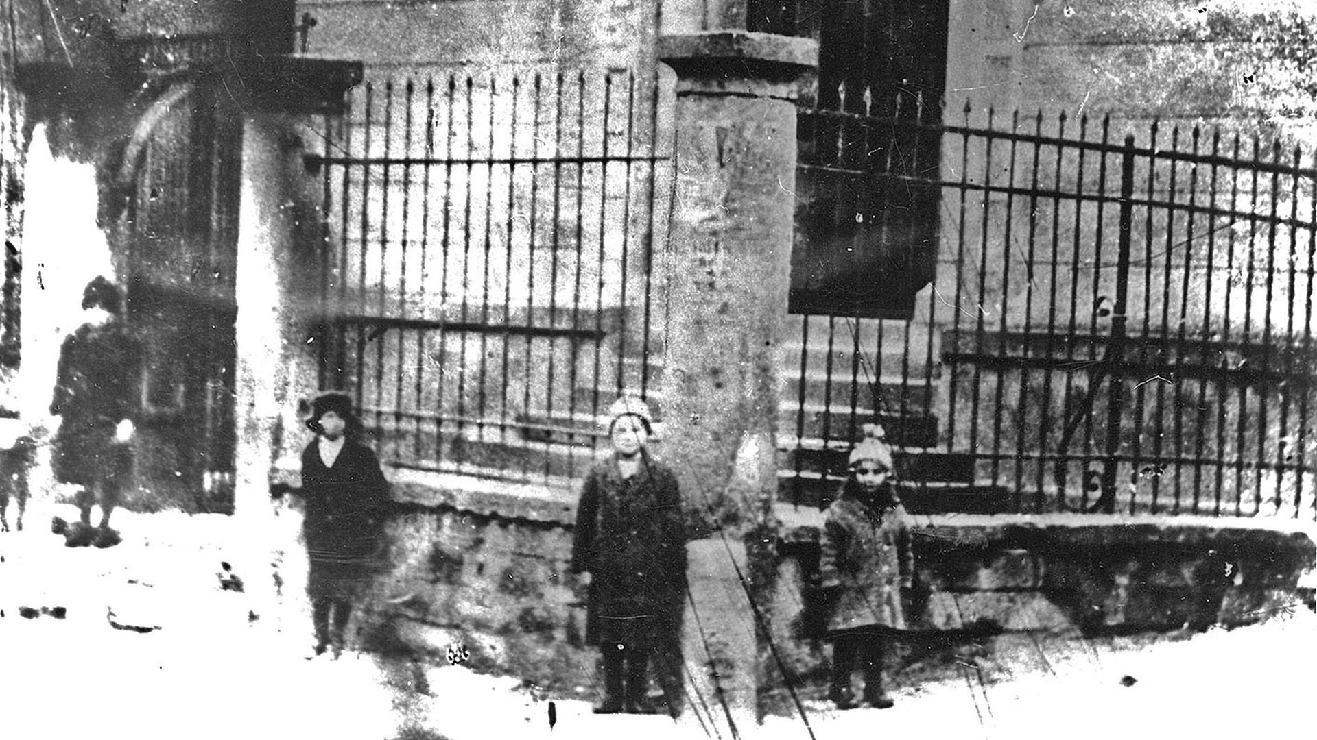 schwarz-weiß Aufnahme  1849 die im maurischen Stil erbaute Synagoge der Weingartener Juden
