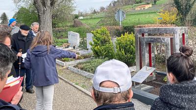 Leute stehen auf dem Weingartener Friedhof