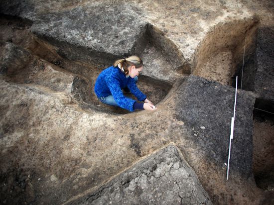 Eine Archäologie-Studentin der Universität Frankfurt vermisst am 8. September 2011 eine Ausgrabungsstätte in Wallerstädten. 