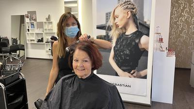 Virginia Hummel föhnt Karin Peters die Haare