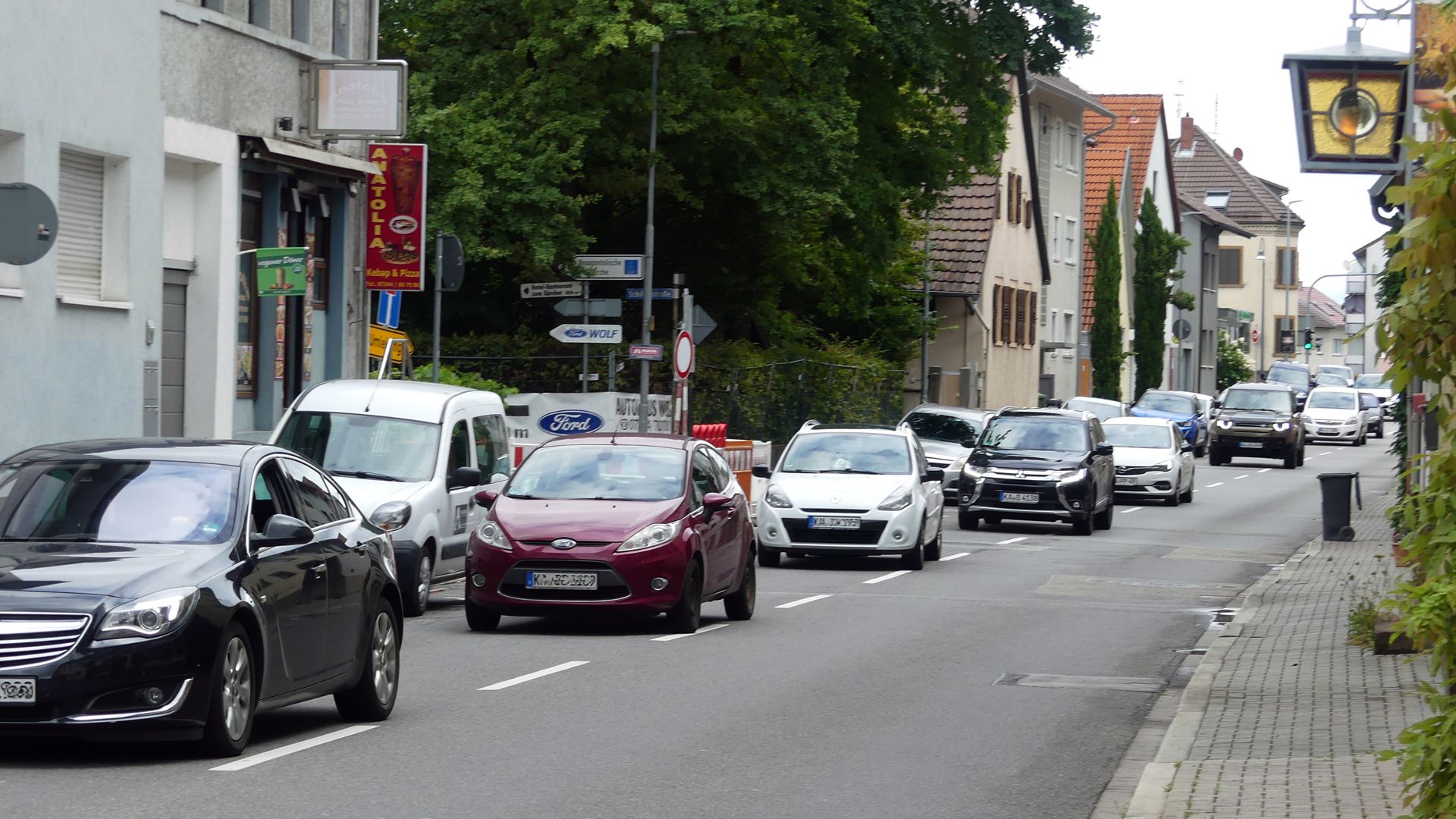 Viel Verkehr rollt in Weingarten auf der B3. Grundsätzlich ist man in der Gemeinde offen für einen freiwilligen autofreien Sonntag. 