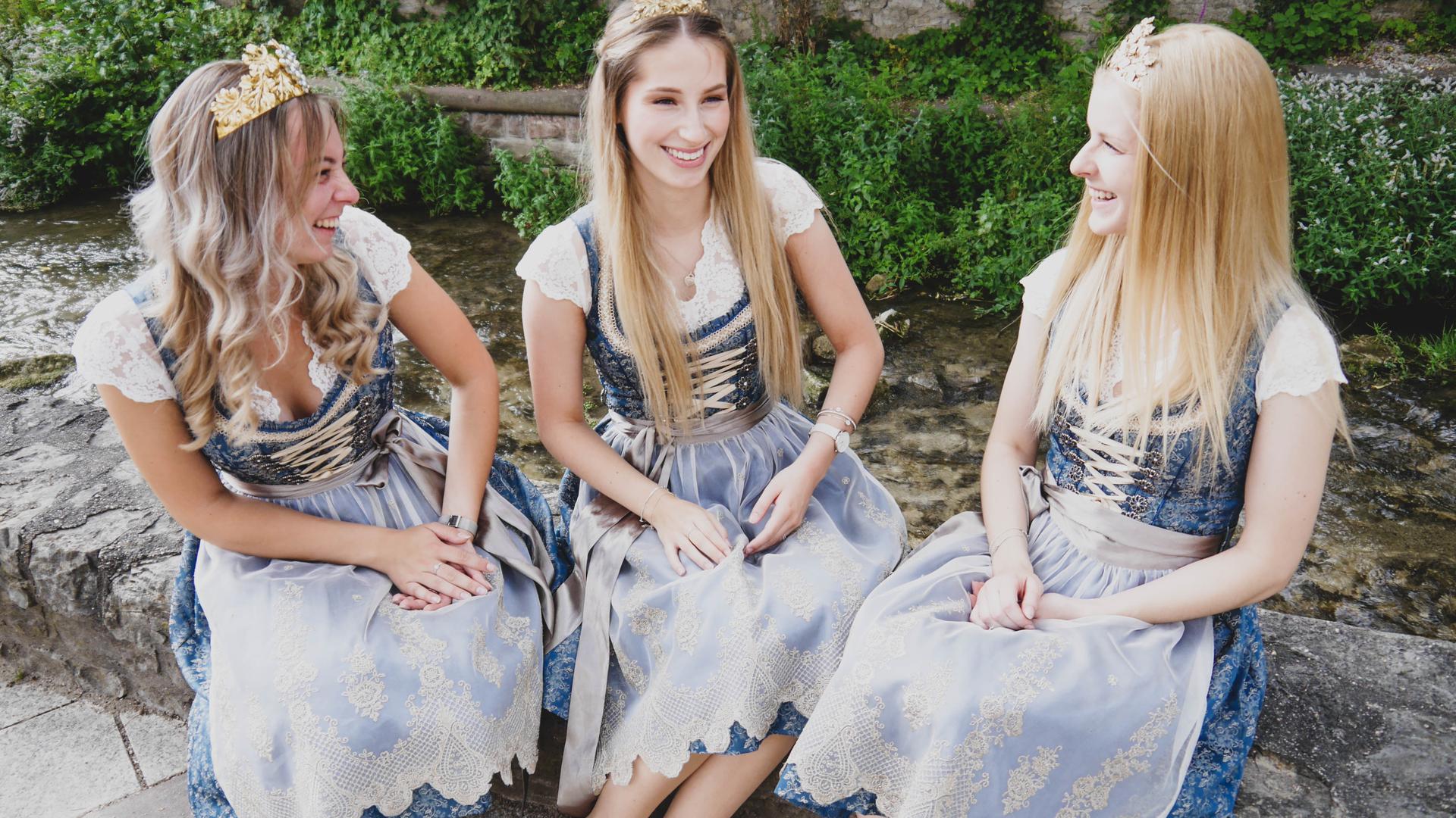 Drei junge Frauen auf der Bachbühne am Walzbach in Weingarten (von links Lea, Cristina, Charlotte).