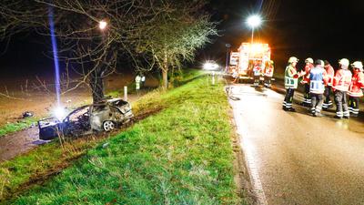 Unfall Weingarten Untergrombach Auto brennt aus, Fahrer stirbt