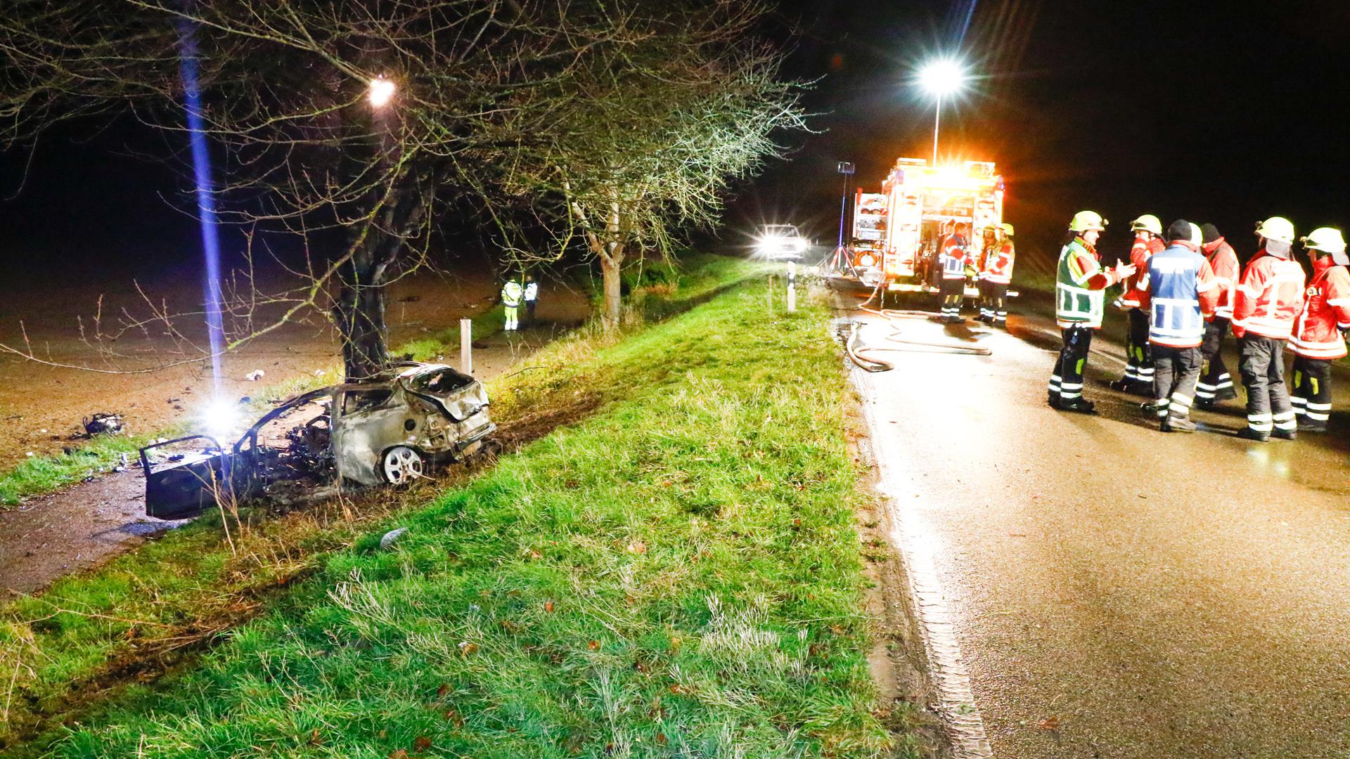 Unfall Weingarten Untergrombach Auto brennt aus, Fahrer stirbt