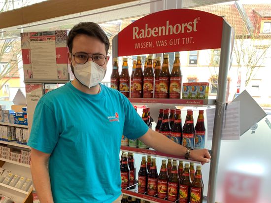 In der Bahnhof-Apotheke in Weingarten verzichtet man auf Impfangebote. Junior-Chef Gero Kallenbach weiß, dass die Nachfrage sinkt und viele Ärzte Impfdosen sogar wegwerfen müssen.