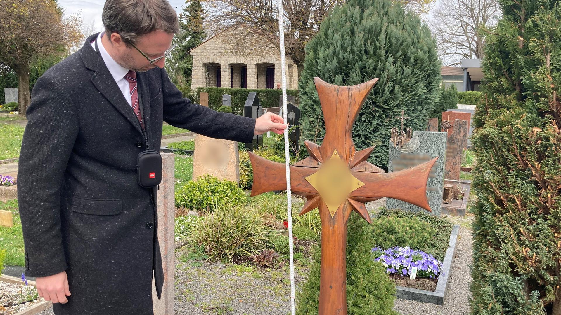 Mann vermisst Kreuz auf Friedhof