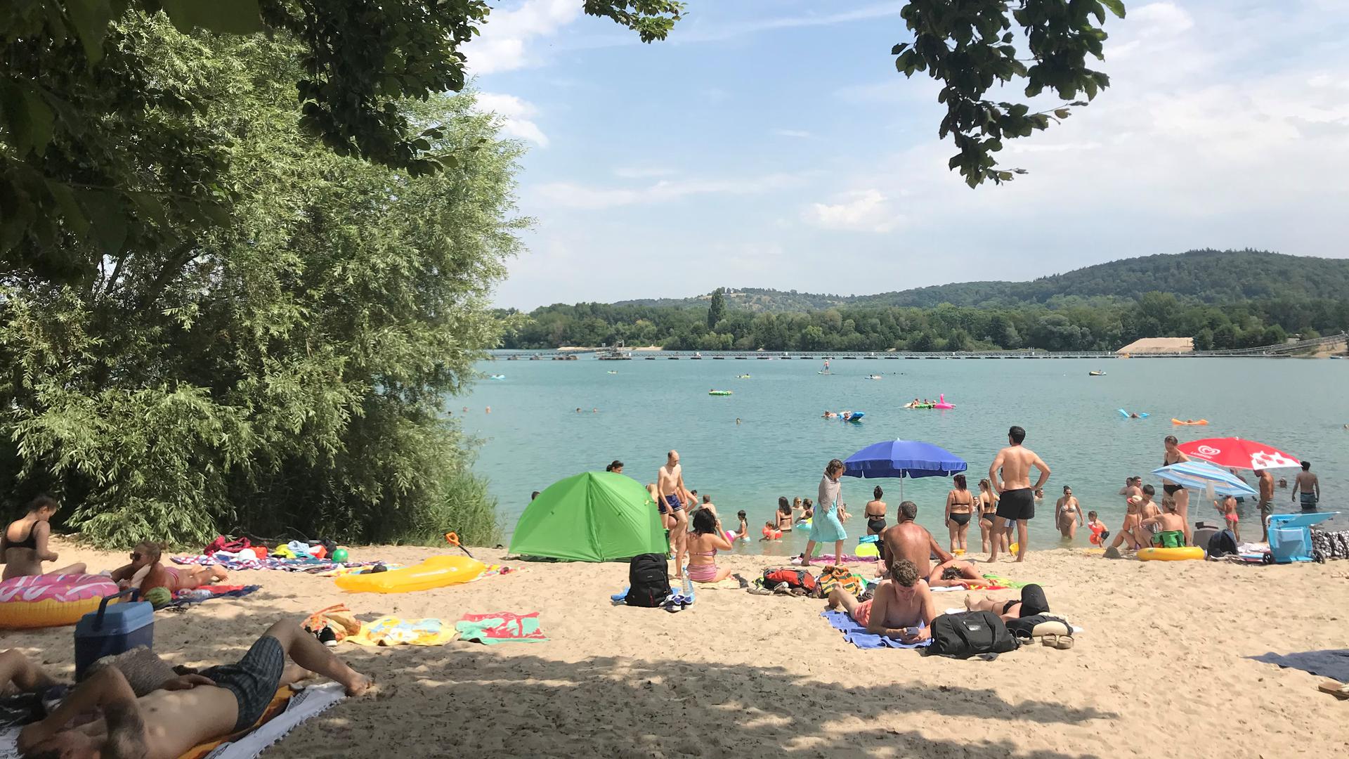 Am Weingartener Baggersee: Strand und Liegewiese waren am Samstag gut bevölkert, aber nicht überlaufen. 