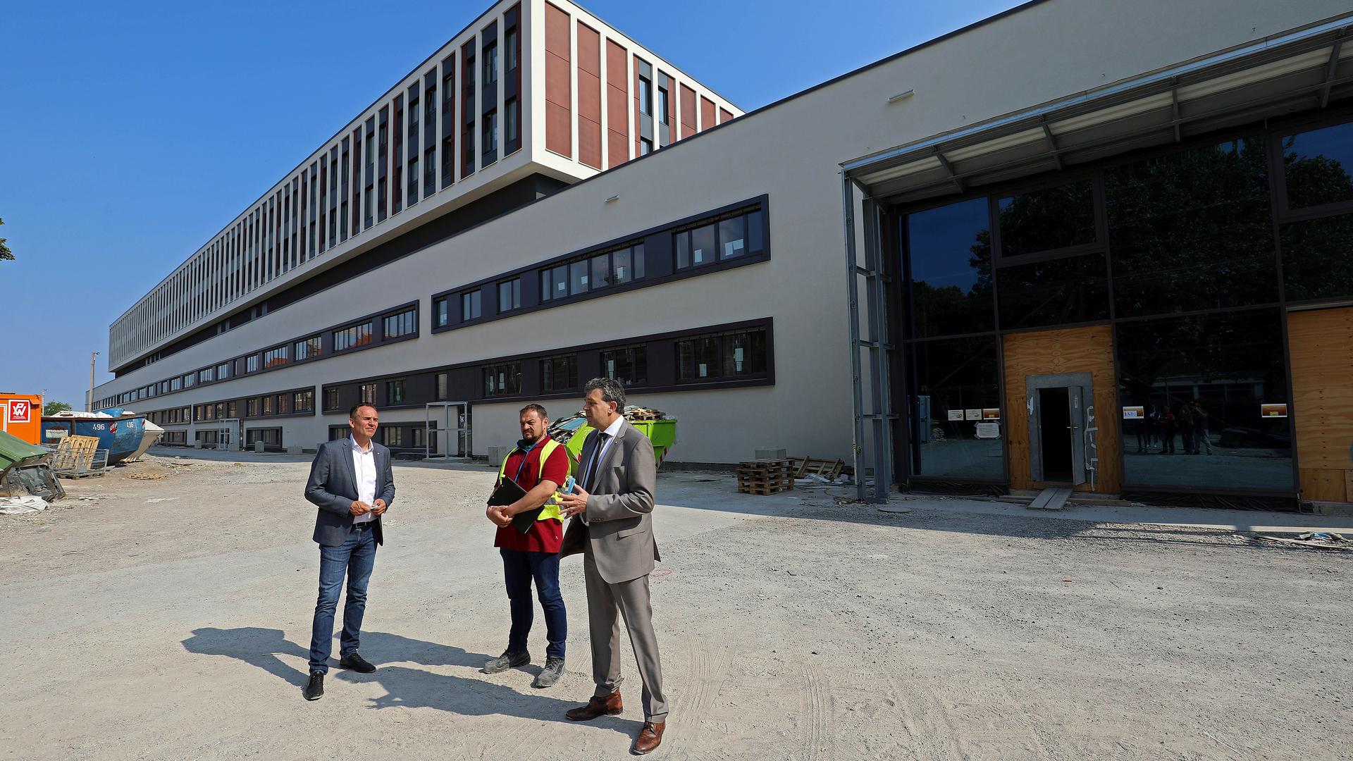Beeindruckende Dimensionen hat das neue Bettenhaus M. Davor stehen Uwe Spetzger, Markus Riester und Markus Heming (von rechts) vom Klinikum.