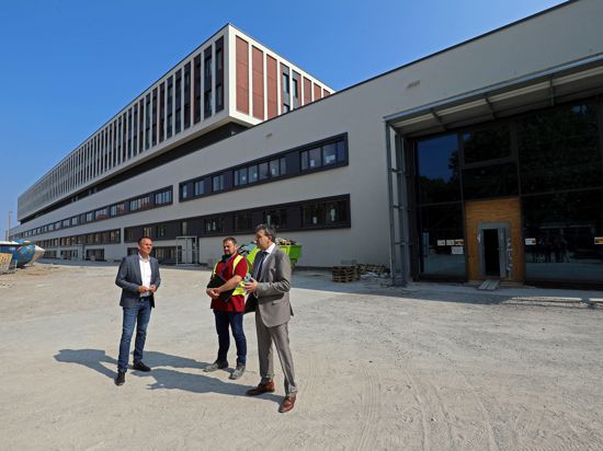 Beeindruckende Dimensionen hat das neue Bettenhaus M. Davor stehen Uwe Spetzger, Markus Riester und Markus Heming (von rechts) vom Klinikum.