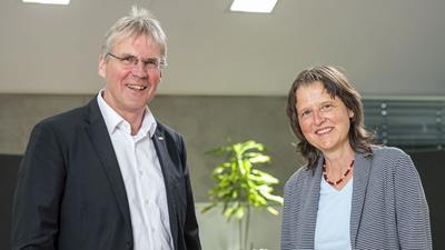 Dr. Kora Kristof (rechts im Bild) und der Präsident des KIT, Professor Holger Hanselka (Foto: Markus Breig, KIT)
