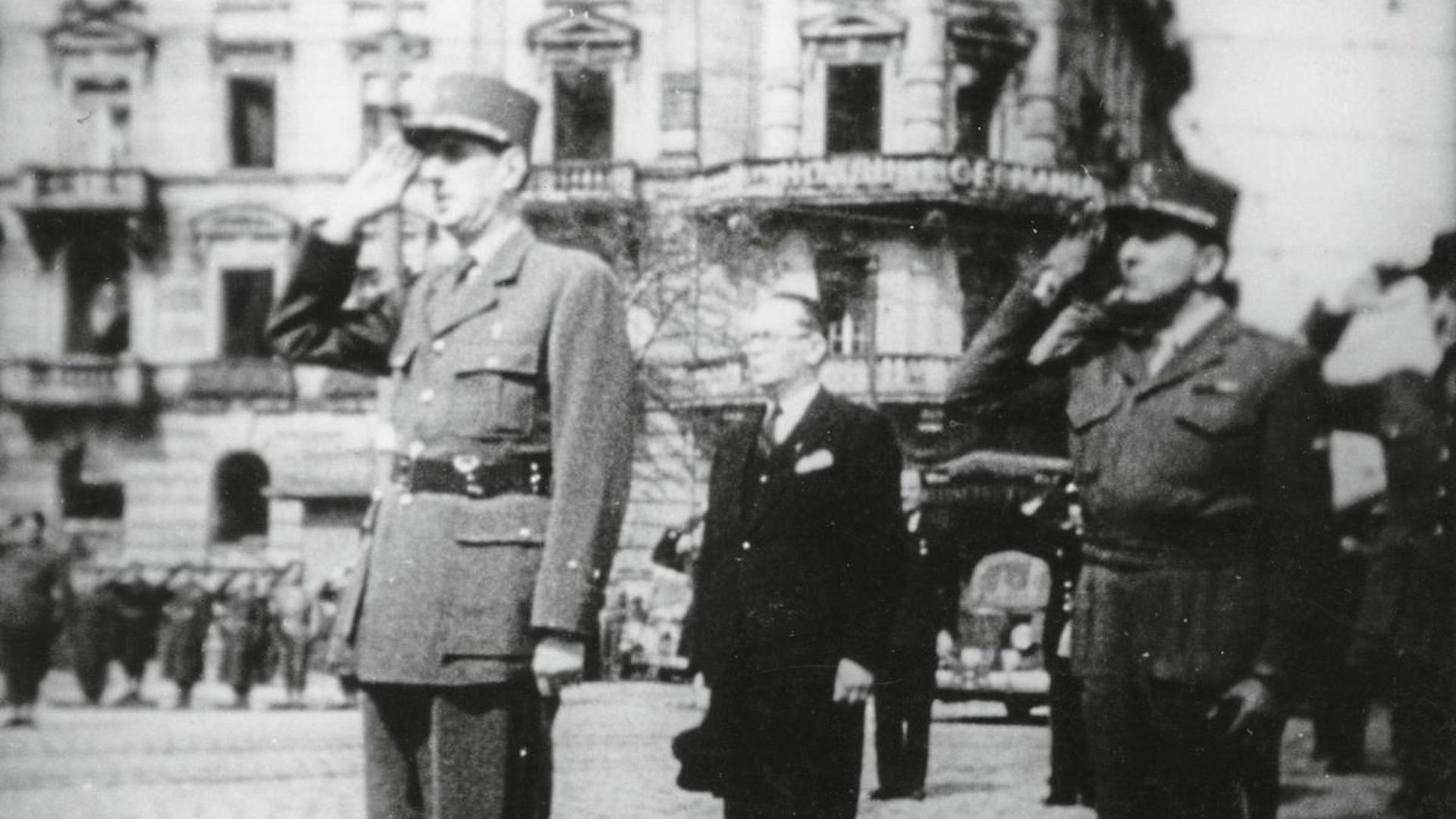 Drei Tage nach der Befreiung von Karlsruhe durch die französische 1. Armee nahm der Präsident der Provisorischen Regierung, Charles de Gaulle, am 7. April 1945 eine Siegesparade seiner Truppen vor dm Ettlinger Tor ab.