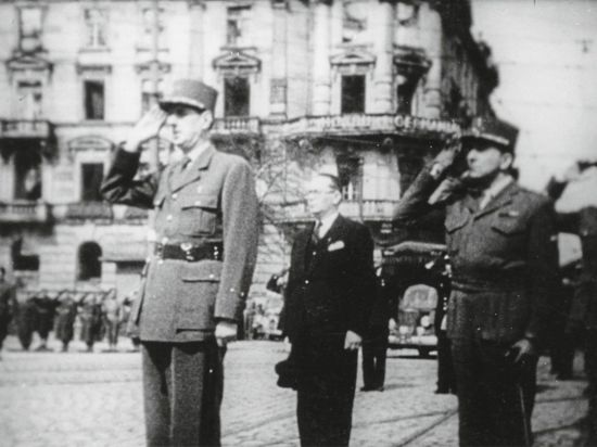 Drei Tage nach der Befreiung von Karlsruhe durch die französische 1. Armee nahm der Präsident der Provisorischen Regierung, Charles de Gaulle, am 7. April 1945 eine Siegesparade seiner Truppen vor dm Ettlinger Tor ab.