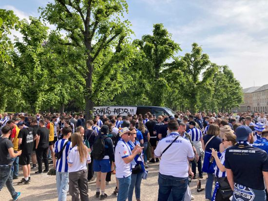 Rund 3.000 KSC-Fans versammeln sich am Schlossplatz vor dem Derby gegen Kaiserslautern. 