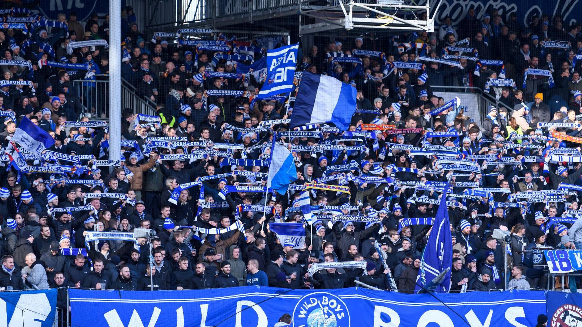 Die prekäre finanzielle Lage des Clubs und die Insolvenzpläne beschäftigten auch die Fans des Karlsruher SC.