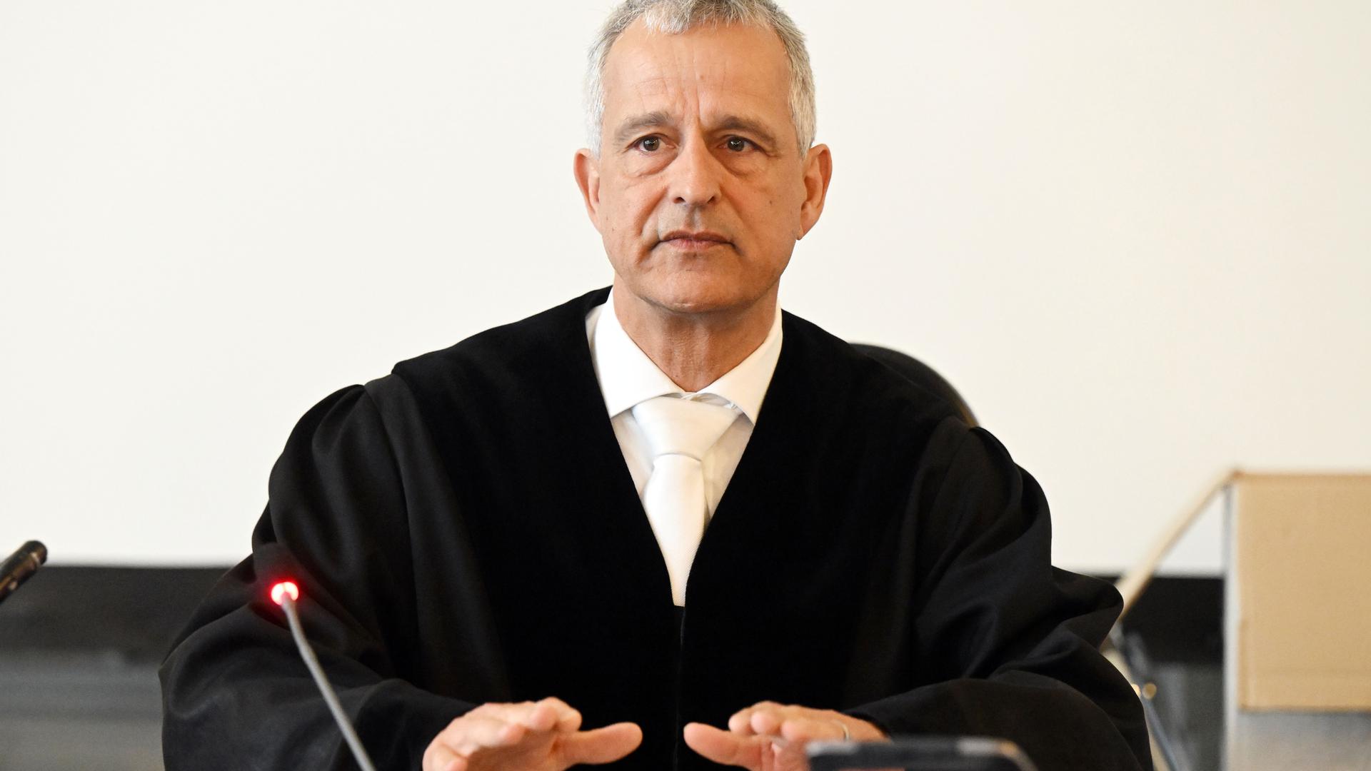 Prozess gegen den dm-Erpresser:  Fernando Sanchez-Hermosilla, Vorsitzender Richter am Landgericht Karlsruhe, eröffnet die Verhandlung zu einer mutmaßlichen Erpressung. Dem 53-Jährigen Angeklagten wird vorgeworfen, einen Sprengstoffanschlag auf die Filiale eines Unternehmens verübt und weitere Anschläge angedroht haben. Laut Anklage erpresste er mehrere Hunderttausend Euro in Bitcoin. 