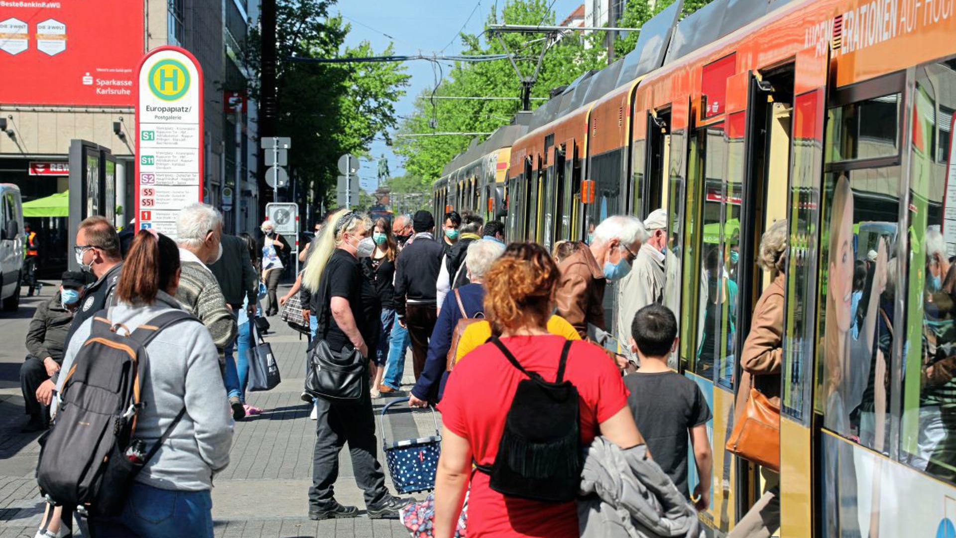 Seit Montag gilt im öffentlichen Nahverkehr in ganz Deutschland die Maskenpflicht. Wie auf dem Bild halten sich die meisten Bahnfahrer in Karlsruhe an diese Vorgabe.